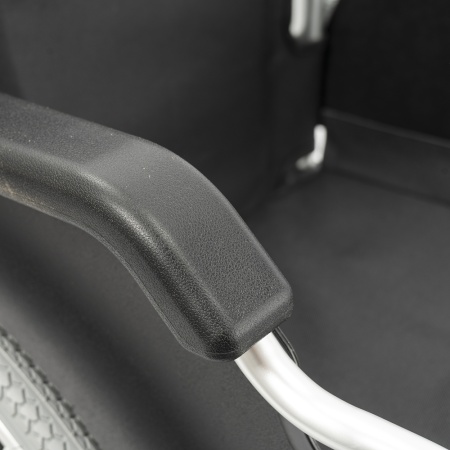 Коляска инвалидная Barry A8 с откидными подлокотниками (пневматические колеса) до 110 кг (ЧЗ)