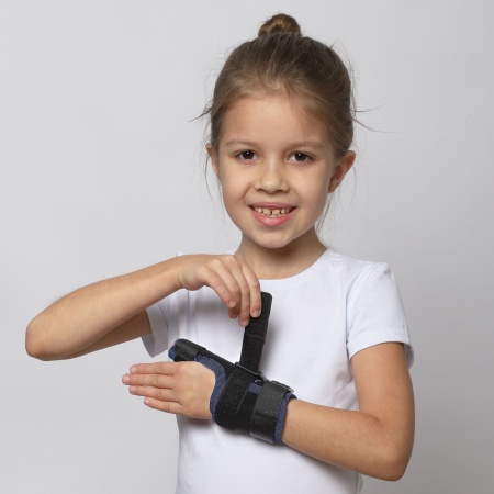 Бандаж на лучезапястный сустав с шиной на 1 палец Крейт E-207 детский (ЧЗ)