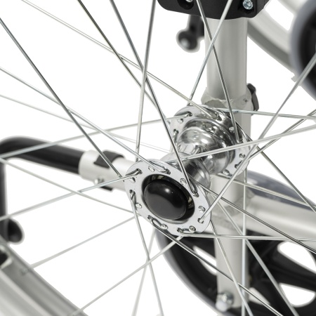 Коляска инвалидная Barry A8 с откидными подлокотниками (пневматические колеса) до 110 кг (ЧЗ)