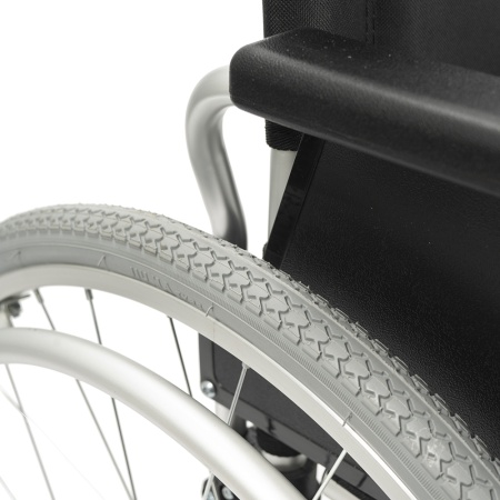 Коляска инвалидная Barry A8 с откидными подлокотниками (пневматические колеса) до 110 кг (ЧЗ)