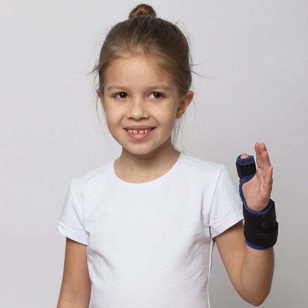 Бандаж на лучезапястный сустав с шиной на 1 палец Крейт E-207 детский (ЧЗ)