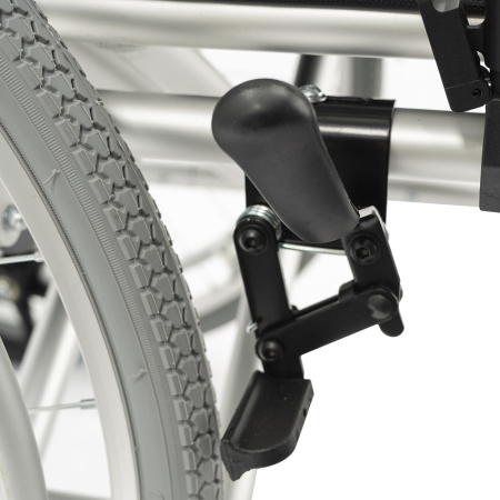 Коляска инвалидная Barry A8 с откидными подлокотниками (пневматические колеса) до 110 кг (ЧЗ)