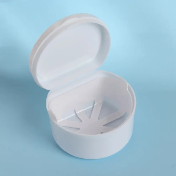 Контейнер для хранения протезов (9*8*5,5 см)	