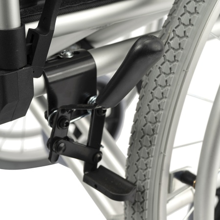 Коляска инвалидная Barry A8 с откидными подлокотниками (пневматические колеса) до 110 кг (ЧЗ)