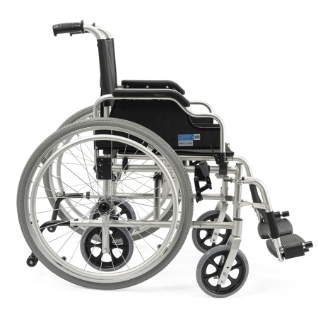 Коляска инвалидная Barry A8 с откидными подлокотниками (пневматические колеса) до 110 кг (ЧЗ)